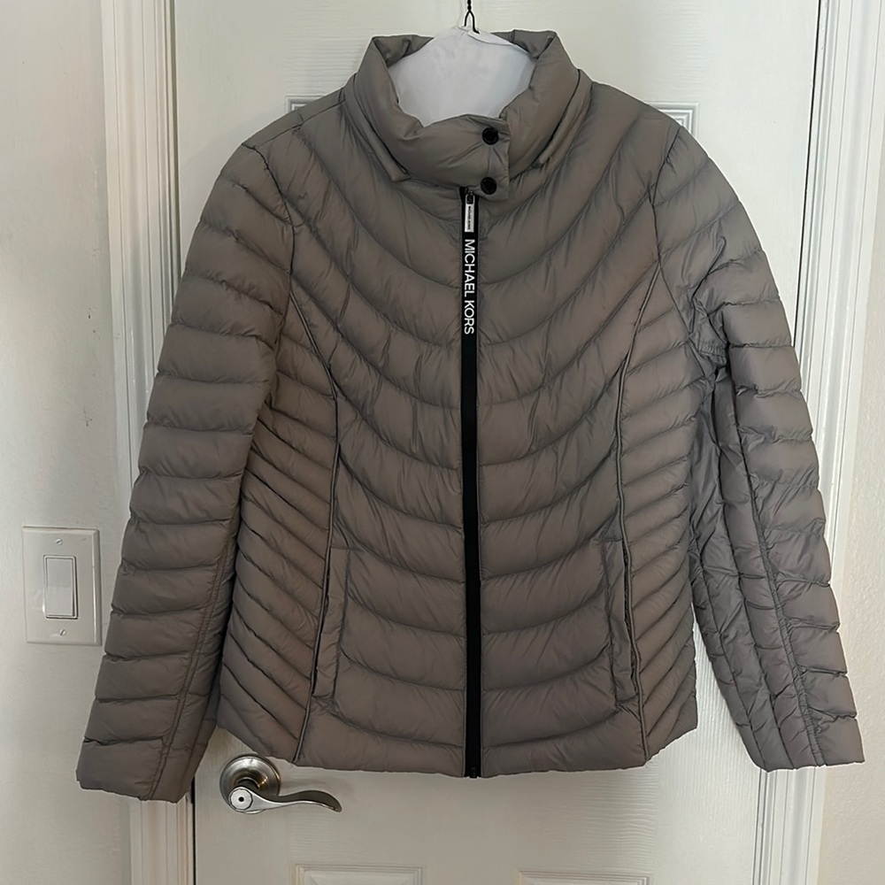 Michael Kors Gray Puffer Jacket with Stand-Up Collar and Quilted Design